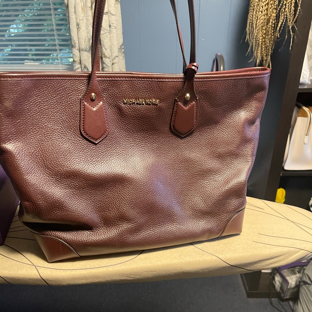Womens Michael Kors hand bag